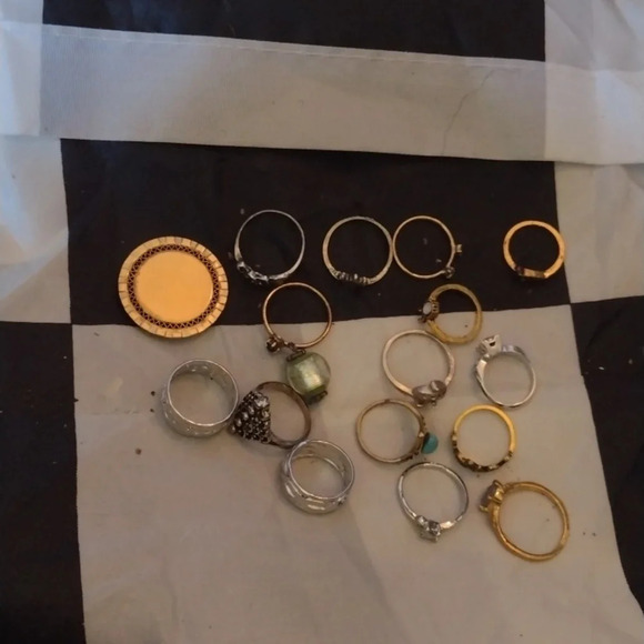 Jewelry - 15 rings with bonus items